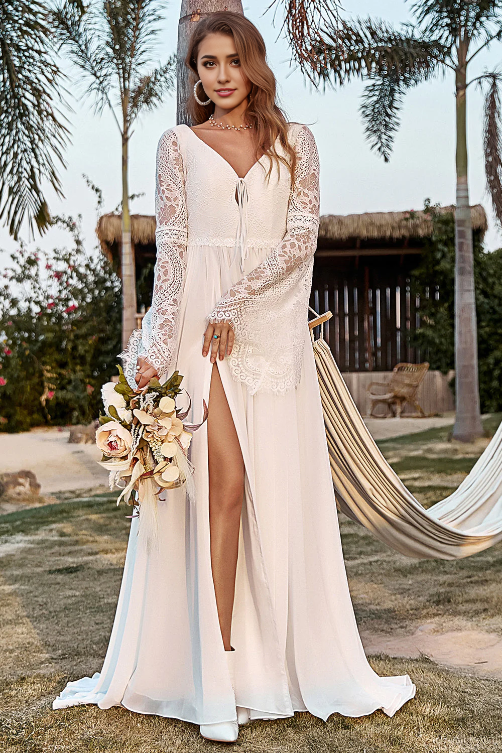 Robe de mariée bohème en mousseline de soie et dentelle à manches trompette